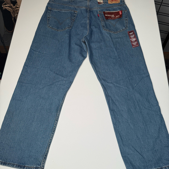 Levi's Men's 505 Regular Fit Straight Leg medium wash Blue Size (42x30) - Picture 2 of 7